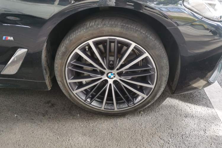 Used BMW 5 Series 2022 Restyled 530Li Leading Edition M Sport Package Right Front Wheel Hub
