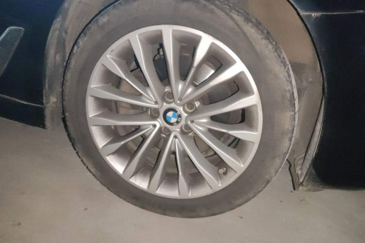 Used BMW 5 Series 2022 Restyled 525Li Luxury Package Right Front Wheel Hub