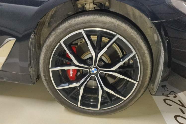 Used BMW 5 Series 2022 Second Facelift 530Li Luxury Version M Sport Package Right Front Wheel Hub