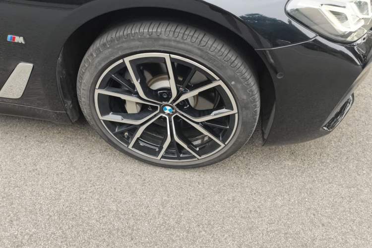 Used BMW 5 Series 2022 Revised Version 3 530Li Luxury Edition M Sport Package Right Front Wheel Hub