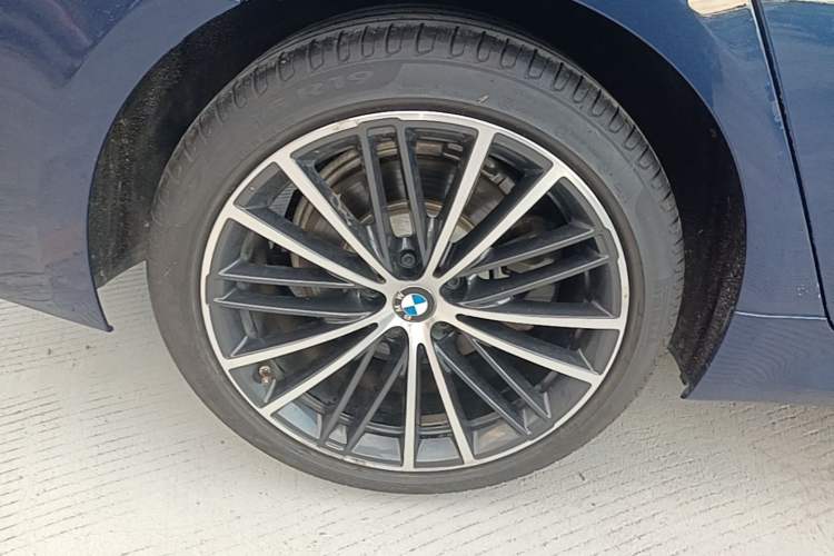 Used BMW 5 Series 2022 Restyled 530Li Leading Edition M Sport Package Right Rear Wheel Hub