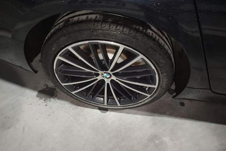 Used BMW 5 Series 2022 Second Facelift 530Li Leading Edition M Sport Package Right Rear Wheel Hub