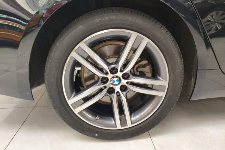 Used BMW 5 Series 2022 Updated 530Li Leading Edition Luxury Package Right Rear Wheel Hub