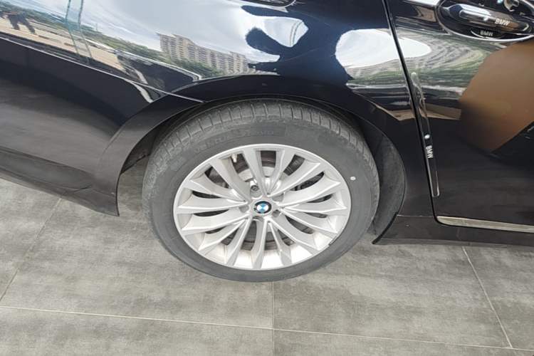 Used BMW 5 Series 2022 Second Facelift 525Li Luxury Package Right Rear Wheel Hub