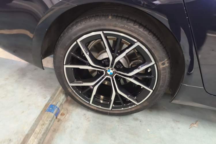 Used BMW 5 Series 2022 530Li Luxury Edition M Sport Package Right Rear Wheel Hub