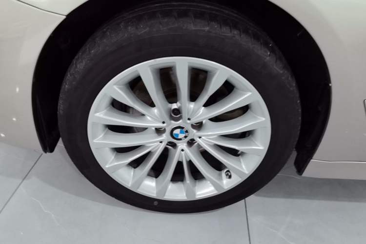 Used BMW 5 Series 2022 Restyled 525Li Luxury Package Left Front Wheel Hub