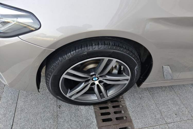 Used BMW 5 Series 2022 Updated 530Li Leading Edition Luxury Package Left Front Wheel Hub