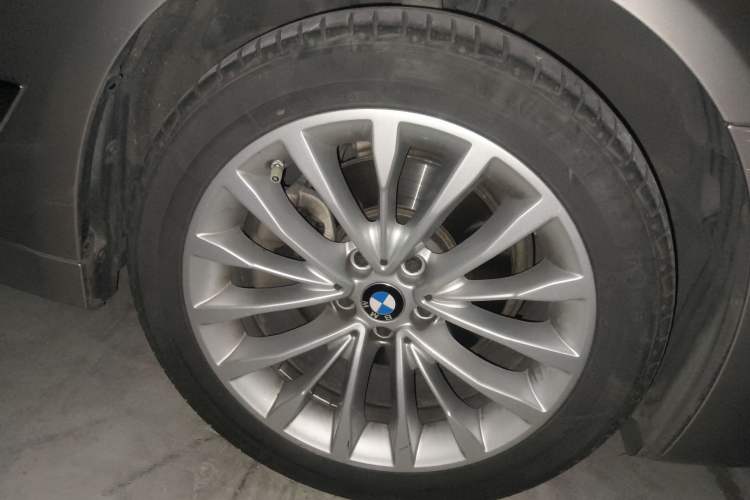 Used BMW 5 Series 2022 Restyled 525Li Luxury Package Right Front Wheel Hub