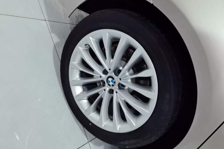 Used BMW 5 Series 2022 Restyled 525Li Luxury Package Right Rear Wheel Hub