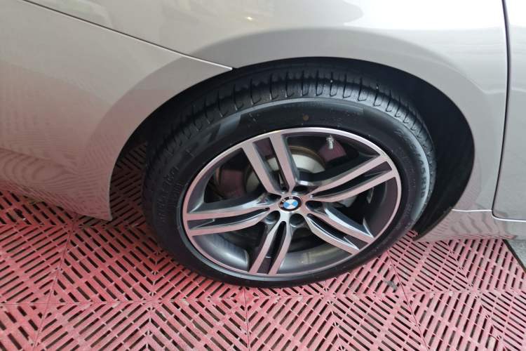 Used BMW 5 Series 2022 Updated 530Li Leading Edition Luxury Package Right Rear Wheel Hub