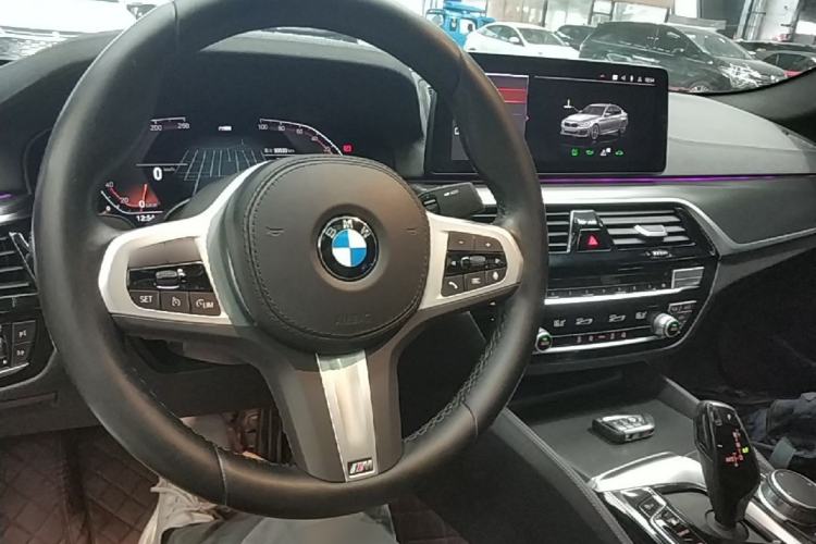 Used BMW 5 Series 2022 Second Facelift 525i M Sport Package Center Console