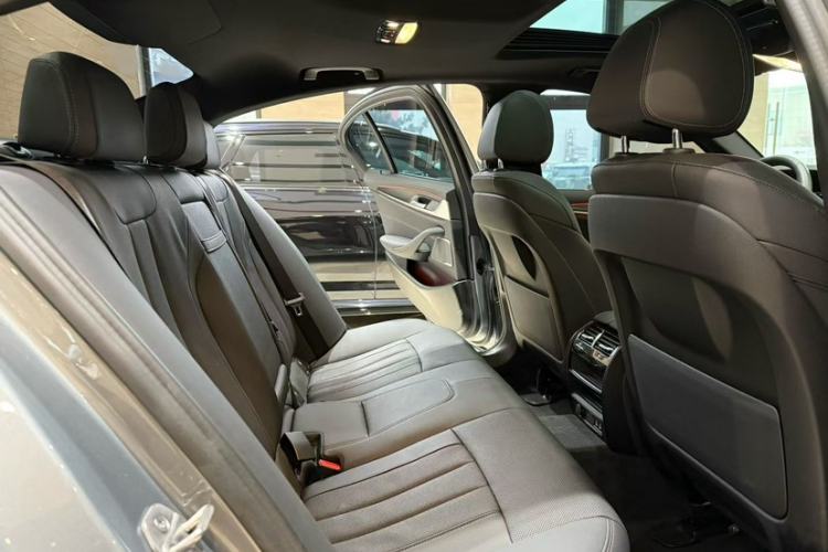 Used BMW 5 Series 2022 Second Facelift 530i M Sport Package Interior 1