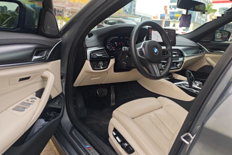 Used BMW 5 Series 2022 Second Facelift 540i Sport Line M Sport Package Interior 3