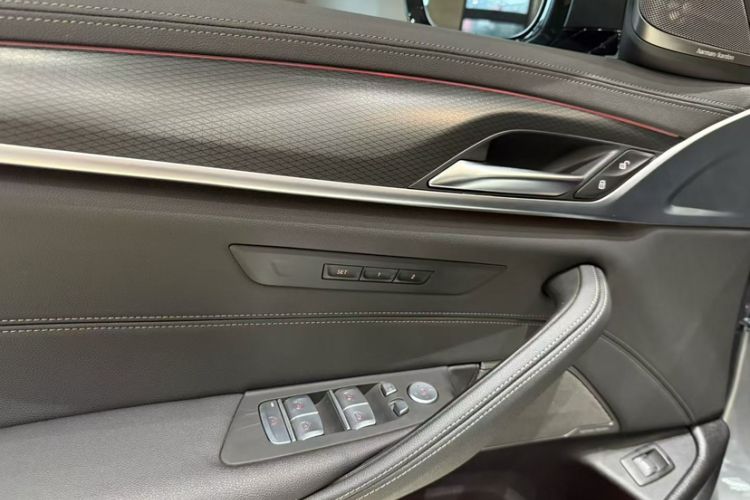 Used BMW 5 Series 2022 Second Facelift 530i M Sport Package Interior 4