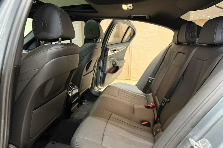 Used BMW 5 Series 2022 Second Facelift 530i M Sport Package Interior 7