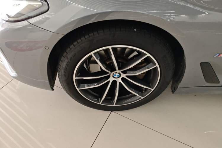 Used BMW 5 Series 2022 Second Facelift 525i M Sport Package Left Front Wheel Hub