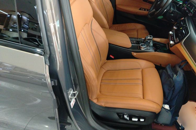 Used BMW 5 Series 2022 Restyled 540i Luxury Edition M Sport Package Right Front Seat