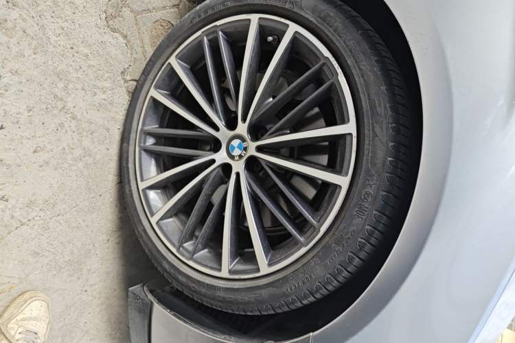 Used BMW 5 Series 2022 530Li Leading Model M Sport Package Right Front Wheel Hub