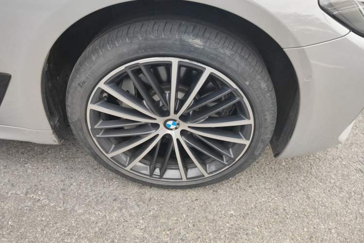 Used BMW 5 Series 2022 530Li Leading Model M Sport Package Right Front Wheel Hub
