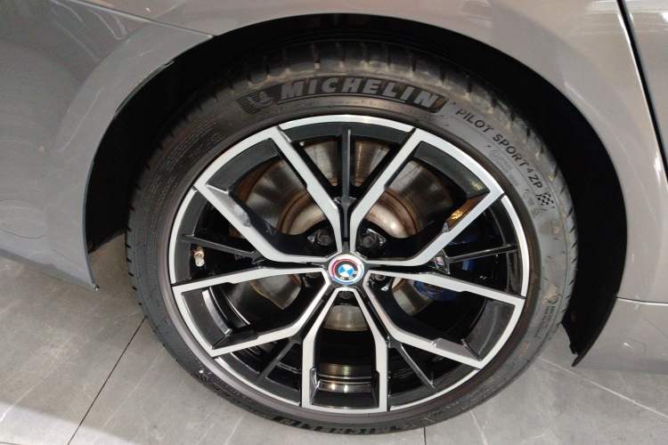 Used BMW 5 Series 2022 Restyled 540i Luxury Edition M Sport Package Right Rear Wheel Hub