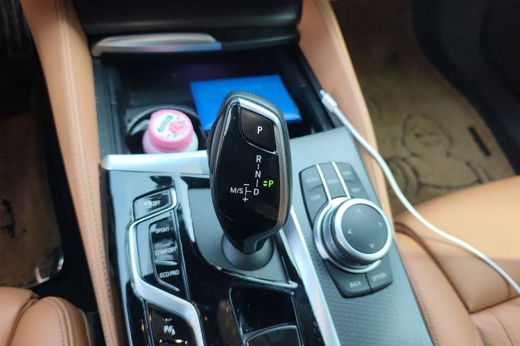 Used BMW 5 Series 2022 Restyled 530i Sport Line with M Sport Package Gear Lever
