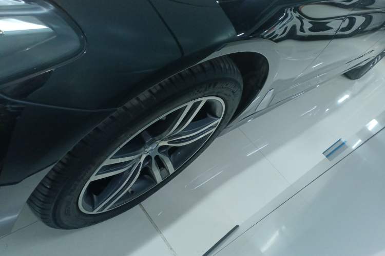Used BMW 5 Series 2022 Updated 530Li xDrive Luxury Package Left Front Wheel Hub