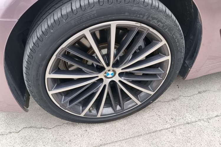 Used BMW 5 Series 2022 Second Facelift 530Li Leading Edition M Sport Package Left Front Wheel Hub