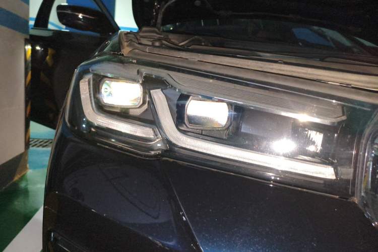 Used BMW 5 Series 2022 530Li Luxury Edition M Sport Package Right Front Headlight