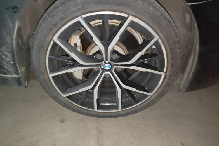 Used BMW 5 Series 2022 Second Facelift 530Li Luxury Version M Sport Package Right Front Wheel Hub