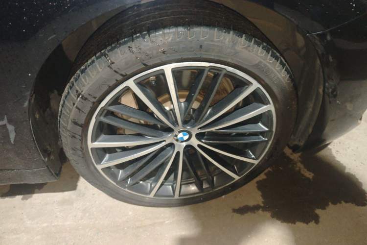 Used BMW 5 Series 2022 Second Facelift 530Li Leading Edition M Sport Package Right Front Wheel Hub