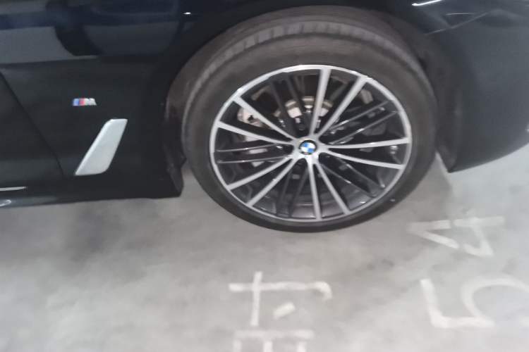 Used BMW 5 Series 2022 Restyled 530Li Leading Edition M Sport Package Right Front Wheel Hub