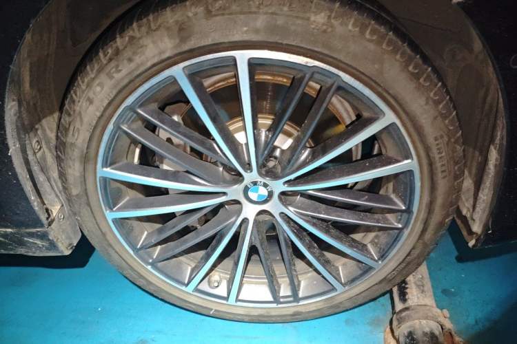 Used BMW 5 Series 2022 Second Facelift 530Li Leading Edition M Sport Package Right Front Wheel Hub