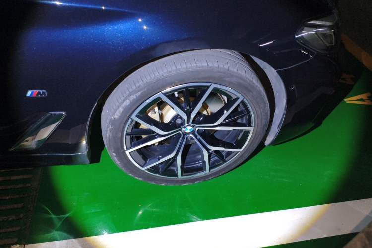 Used BMW 5 Series 2022 530Li Luxury Edition M Sport Package Right Front Wheel Hub