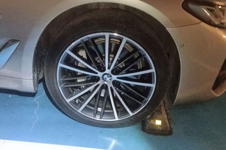 Used BMW 5 Series 2022 Second Facelift 530Li Leading Edition M Sport Package Right Front Wheel Hub