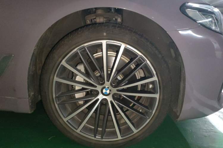 Used BMW 5 Series 2022 Restyled 530Li Leading Edition M Sport Package Right Front Wheel Hub