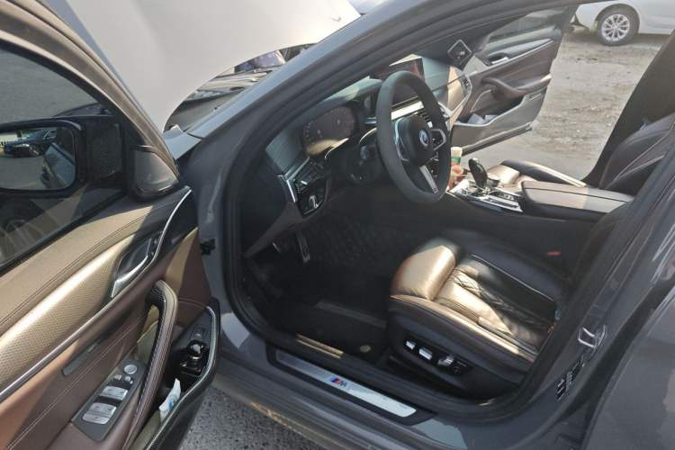 Used BMW 5 Series 2022 Restyled 540i Luxury Edition M Sport Package Driver Seat