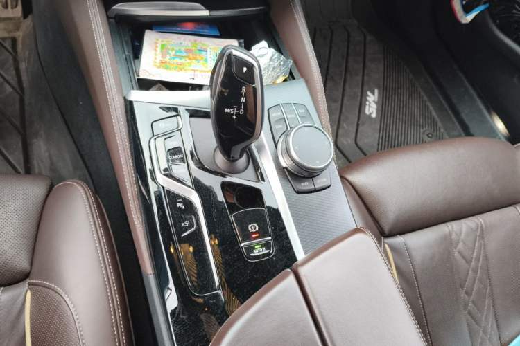 Used BMW 5 Series 2022 Restyled 540i Luxury Edition M Sport Package Gear Lever