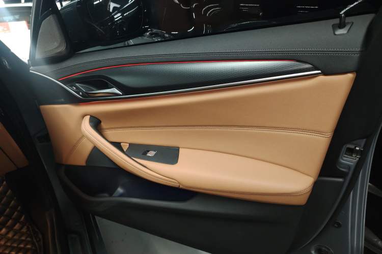Used BMW 5 Series 2022 Second Facelift 525i M Sport Package Interior 5