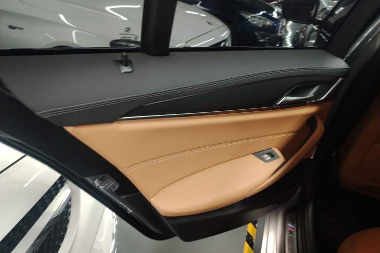 Used BMW 5 Series 2022 Second Facelift 525i M Sport Package Interior 8