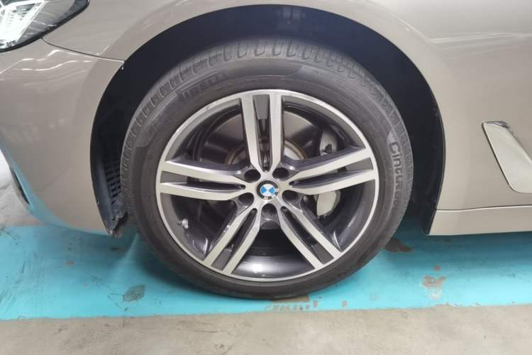 Used BMW 5 Series 2022 Updated 530Li Leading Edition Luxury Package Left Front Wheel Hub