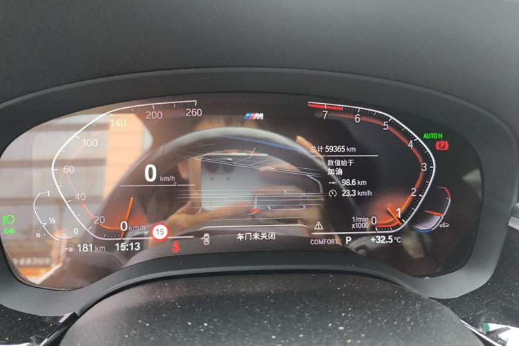 Used BMW 5 Series 2022 Second Facelift 530Li Luxury Version M Sport Package Odometer Close Up