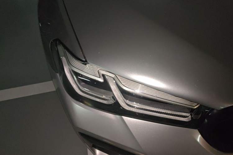 Used BMW 5 Series 2022 Second Facelift 530Li Luxury Version M Sport Package Right Front Headlight
