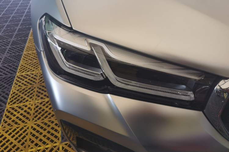 Used BMW 5 Series 2022 Second Facelift 530Li Luxury Version M Sport Package Right Front Headlight