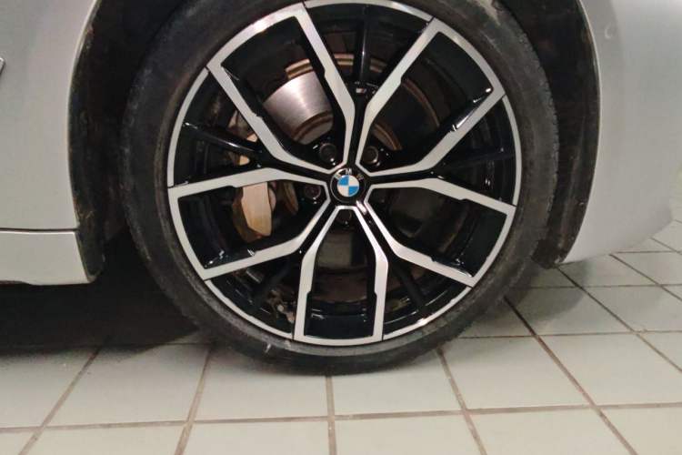 Used BMW 5 Series 2022 Restyled 530Li Executive M Sport Package Right Front Wheel Hub