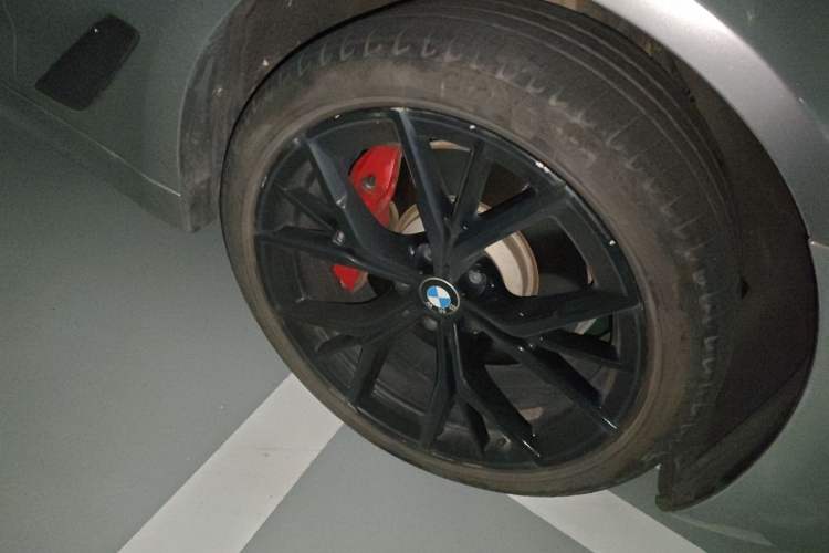 Used BMW 5 Series 2022 Second Facelift 530Li Luxury Version M Sport Package Right Front Wheel Hub