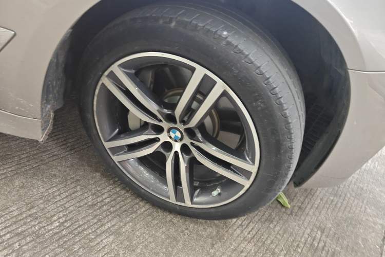 Used BMW 5 Series 2022 Updated 530Li Leading Edition Luxury Package Right Front Wheel Hub