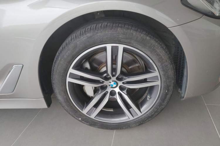 Used BMW 5 Series 2022 Updated 530Li Leading Edition Luxury Package Right Front Wheel Hub