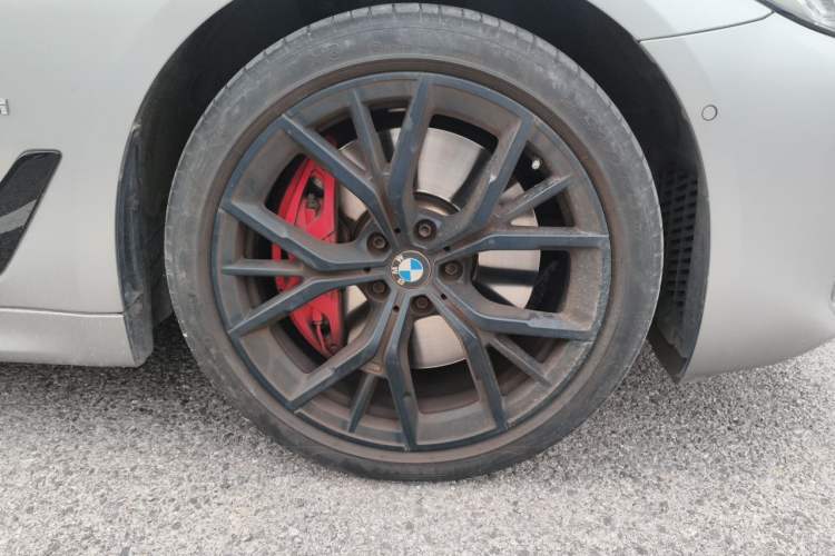 Used BMW 5 Series 2022 Restyled 540i Luxury Edition M Sport Package Right Front Wheel Hub