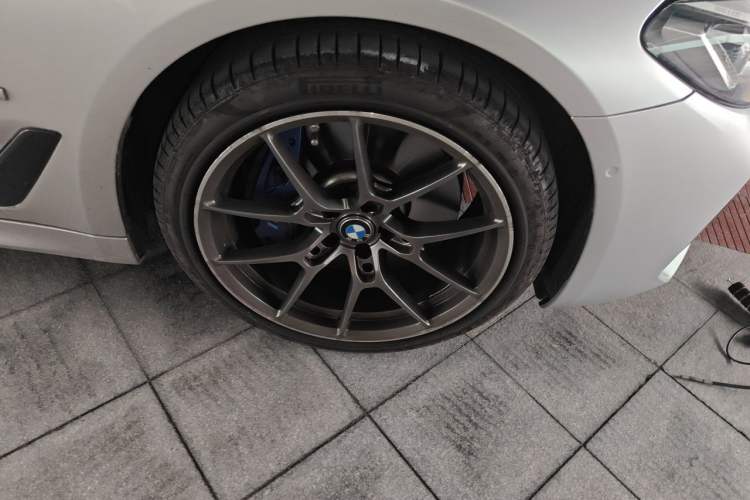 Used BMW 5 Series 2022 Second Facelift 540i Sport Line M Sport Package Right Front Wheel Hub