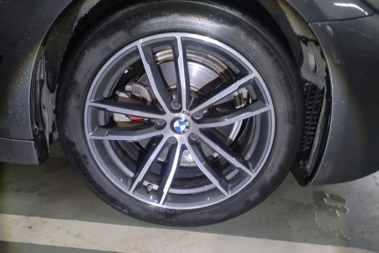 Used BMW 5 Series 2022 525i M Sport Package Right Front Wheel Hub